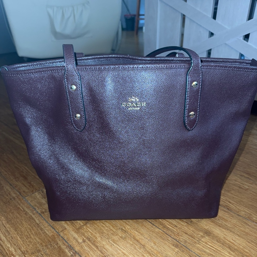 Authentic Coach Large City Tote in EUC!